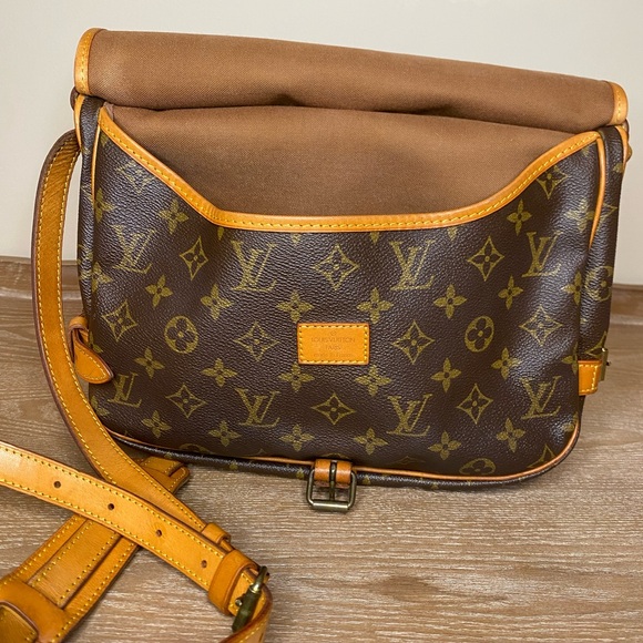 LOUIS VUITTON Saumur 35 Monogram Messenger Shoulder Bag - Picture 10 of 12